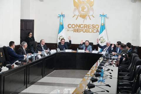 Diputados presentan amparo contra postuladora del TSE 