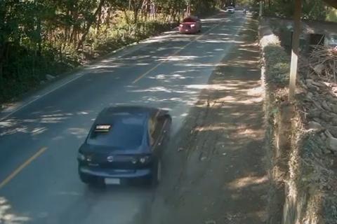 &iexcl;A toda velocidad! Conductor pierde el control e impacta sobre la ruta (video)