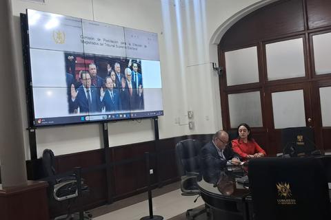 Postuladora del TSE recibe el primer expediente de aspirante a magistrado 