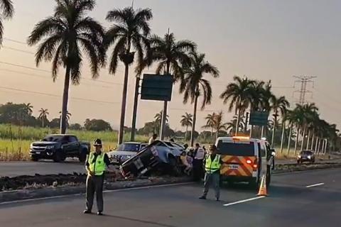 Conductor pierde el control y termina empotrando su auto en ruta al Pac&iacute;fico 
