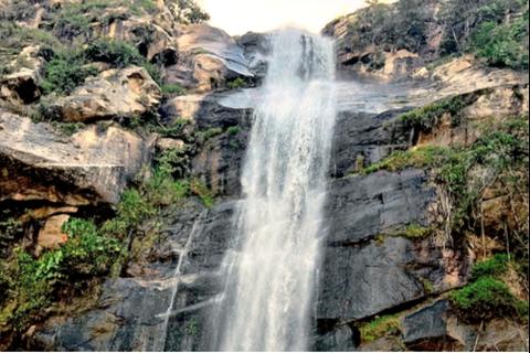 Ni&ntilde;a muere al resbalarse y caer desde parte alta de una cascada