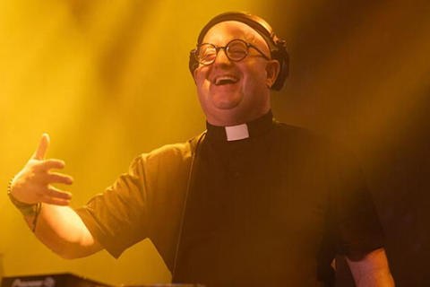 El Padre Guilherme presentar&aacute; su show Guatemala