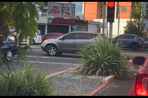 &iexcl;Contra la v&iacute;a! Graban imprudencia de conductor en zona 11 (video)