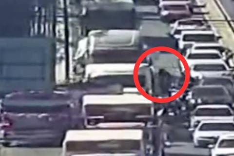 Video: Cabezal bota carga sobre un conductor en el puente Belice