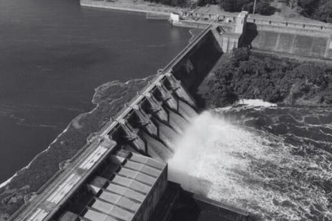Hombre muere ahogado luego de caer en una represa