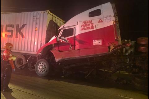 Cu&aacute;druple colisi&oacute;n de transporte pesado deja un fallecido y tres heridos