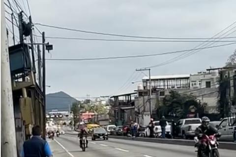 Tr&aacute;nsito paralizado en bajada del &Aacute;guila tras cu&aacute;druple colisi&oacute;n