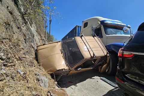 Tr&aacute;iler se queda sin frenos e impacta a veh&iacute;culos