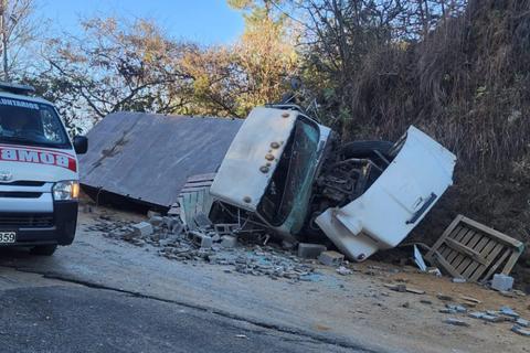 Accidente de tr&aacute;nsito deja un cami&oacute;n encunetado en San Pedro Ayampuc