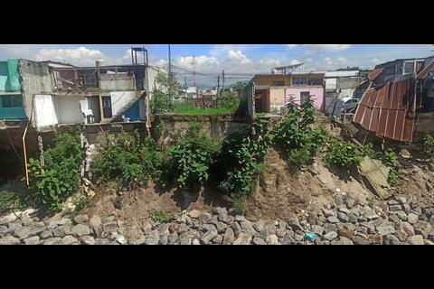 Derrumbe en Villa Hermosa 1 mantiene en riesgo a decenas de familias