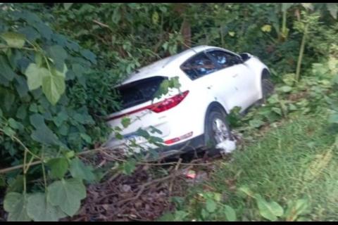 Conductor pierde el control y termina encunetado en Santa Catarina Pinula