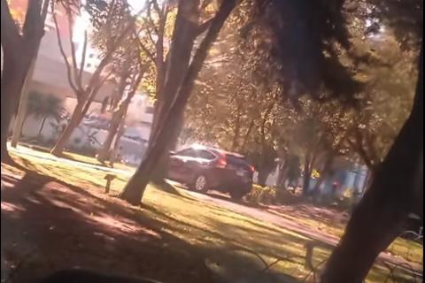 Graban imprudencia de conductor en la Reforma para 'evitarse' la cola (video)