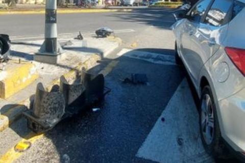 Veh&iacute;culo derriba un sem&aacute;foro este lunes en la zona 2