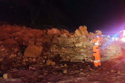 Derrumbe en el Libramiento de Chimaltenango deja tres personas atrapadas en un carro