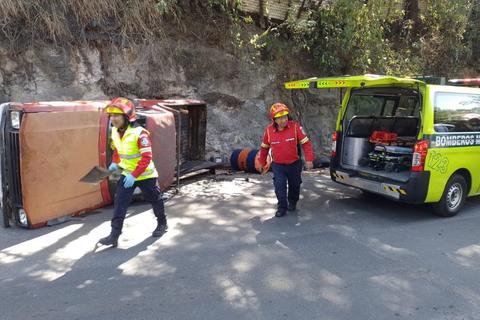 &iexcl;Picop volcado! Accidente de tr&aacute;nsito deja un herido en zona 17