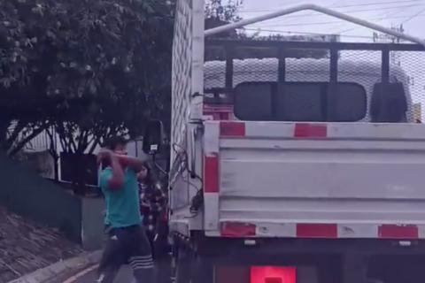 Video: Ri&ntilde;a entre conductores deja dos veh&iacute;culos da&ntilde;ados