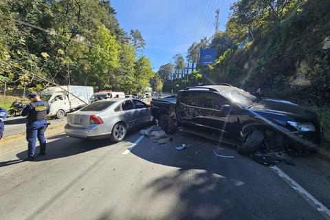 &iexcl;M&uacute;ltiple colisi&oacute;n! Accidente deja cinco heridos en ruta a Antigua Guatemala
