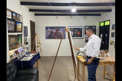 Galer&iacute;a de arte en Comalapa exhibe nueva colecci&oacute;n del pintor Carlos Cuxil