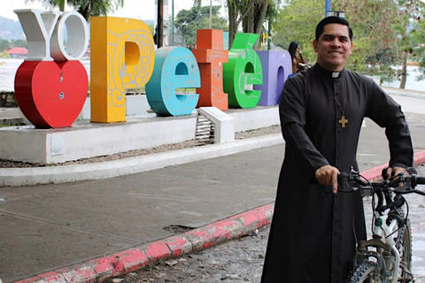 De Pet&eacute;n a El Salvador: El sacerdote que 'caminar&aacute;' con Shakira en su concierto