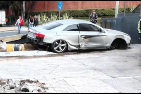 &iexcl;Fuerte accidente! Conductor impacta contra un arriate en zona 14 (video)