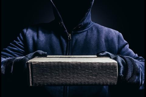 El salvadore&ntilde;o que traslabada droga en una caja de cart&oacute;n, en zona 4