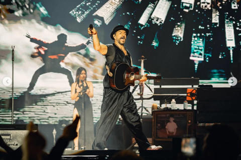 Ricardo Arjona recuerda a su mam&aacute; con foto de anta&ntilde;o