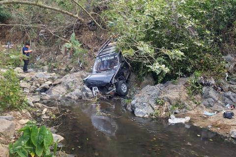 Veh&iacute;culo cae a hondonada en ruta a San Pedro Ayampuc y deja dos heridos