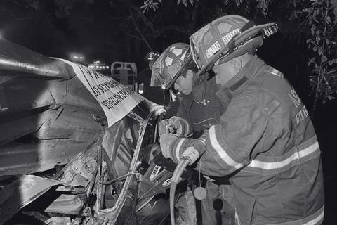Extraen cuerpo de piloto tras accidente en Santa Luc&iacute;a Milpas altas
