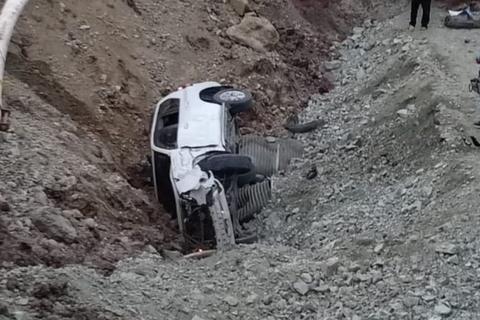 Conductor pierde el control de su auto y cae a una grieta (video)