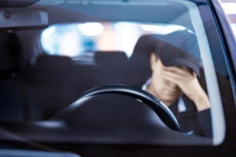 &iexcl;Iba ebrio! Conduc&iacute;a a toda velocidad e impact&oacute; contra otro auto en zona 7