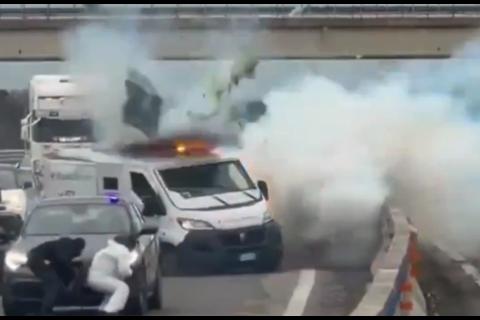 &iexcl;Asalto de pel&iacute;cula! Simulan operativo policial y vuelan blindado en Italia (video)