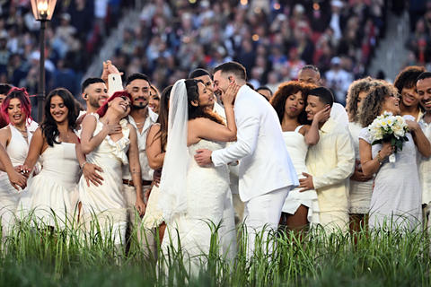 La boda real durante el medio tiempo del Super Bowl por Bad Bunny