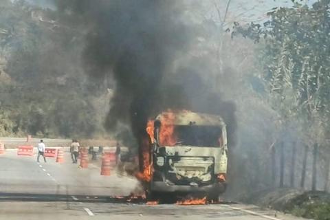 Video: Bus escolar se incendia cuando transportaba a menores de edad