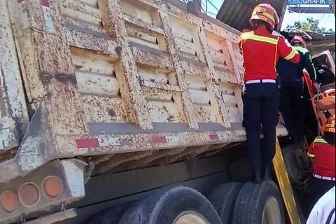 Piloto de cami&oacute;n empotrado en zona 13 queda atrapado tras el impacto (video)