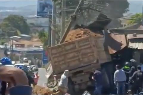 Cami&oacute;n embiste varios veh&iacute;culos y motocicletas en la zona 13 (video)