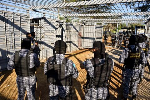 Seg&uacute;n el Ej&eacute;rcito, los contenedores habilitados para celdas no tuvieron costo