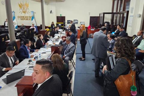 &iexcl;Tachas! Los 38 aspirantes al TSE presentaron pruebas de descargo