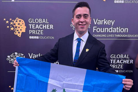 Catedr&aacute;tico guatemalteco recibe el 'Global Teacher Prize' en Dub&aacute;i