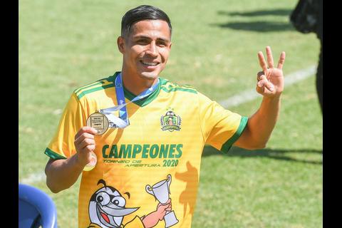 De repartir cartas en Los &Aacute;ngeles a jugar con Guatemala: La historia de Luis Mart&iacute;nez