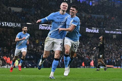 Manchester City golea al Fulham para meter presi&oacute;n al Arsenal