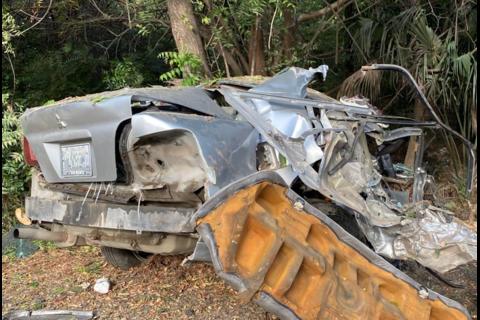 Madre e hija quedan atrapadas en su auto tras impactar contra un &aacute;rbol