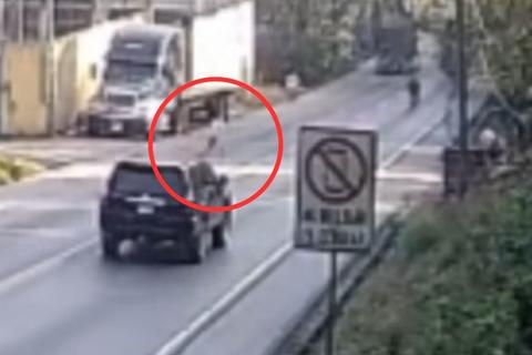 Video: C&aacute;mara capta momento en que mujer es atropellada cuando cruzaba una calle