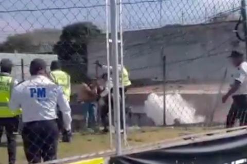 Graban disturbios entre polic&iacute;as municipales y aficionados en Mixco