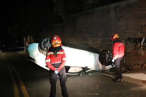 Pierde el control, impacta contra una vivienda y vuelca su auto en Muxbal