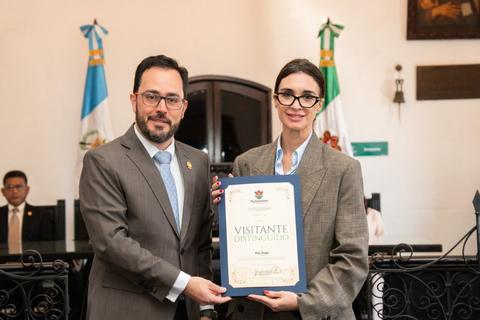 Paz Vega es reconocida como visitante distinguida de La Antigua Guatemala
