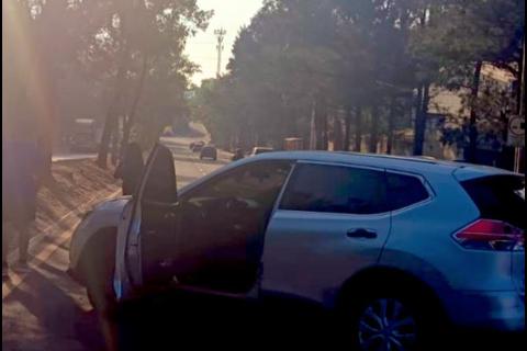 Conductora evita choque y derrapa sobre la v&iacute;a en zona 12