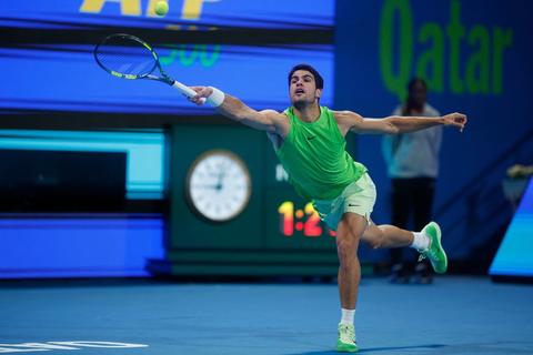 Carlos Alcaraz sufre, pero avanza en su debut en el Abierto de Catar