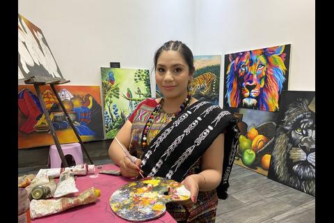 Maricel Quin&aacute;: la artista de San Juan Comalapa que plasma poes&iacute;a en &oacute;leo