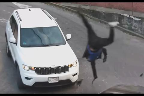 &iexcl;Sali&oacute; volando! Fuerte choque en Santa Catarina Pinula queda grabado (video)
