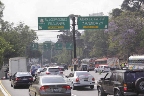 Conductor en aparente estado de ebriedad es sorprendido en zona 10 (video)